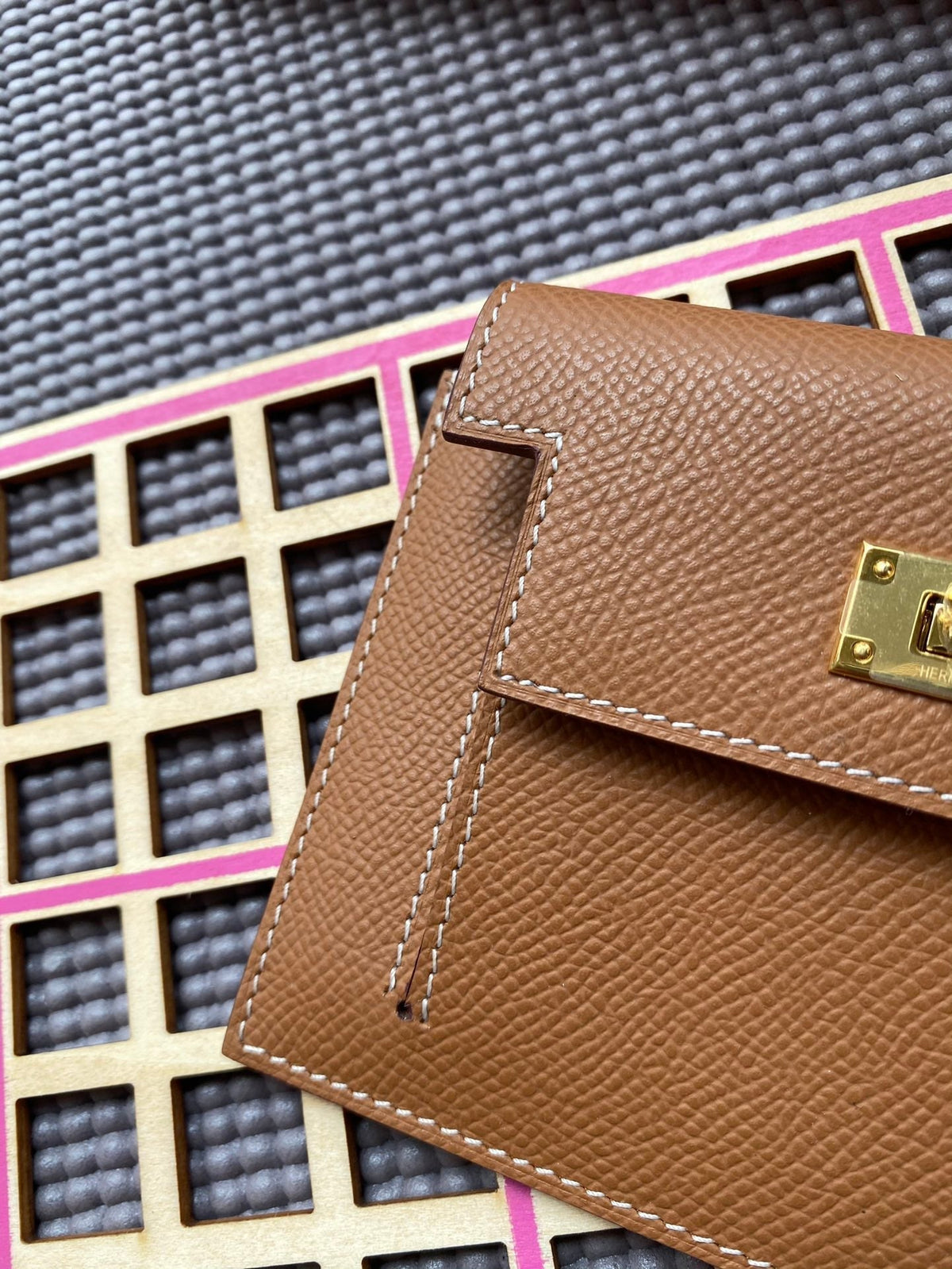 HERMES Kelly Pocket 13.5 Tan Epsom Ghw