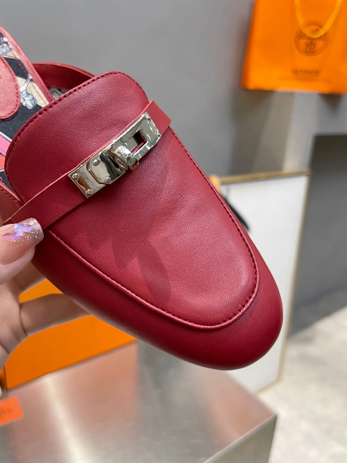 HERMES 0Z MULE RUBY CALFSKIN WITH PATTERN