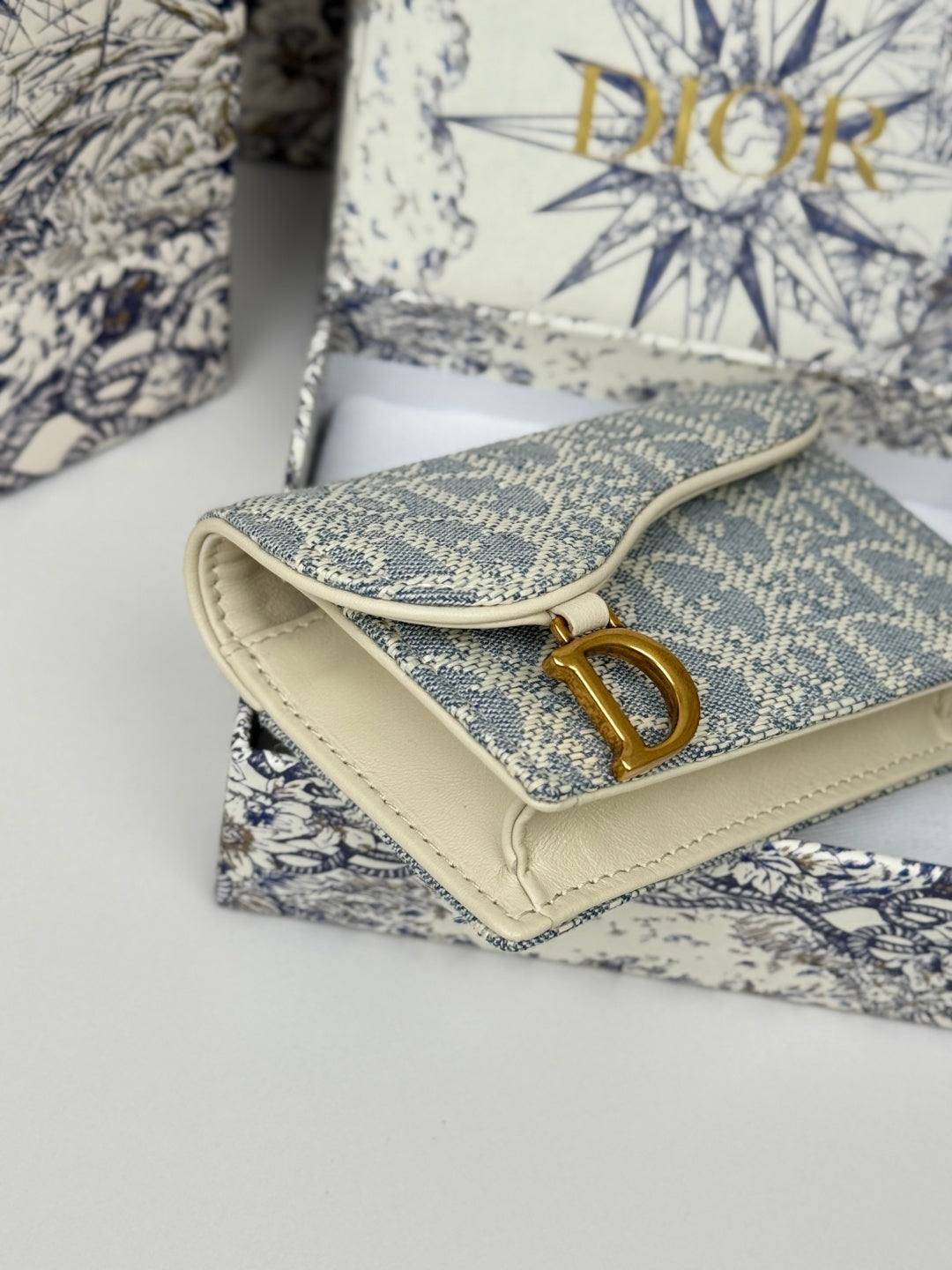 DIOR 25S SADDLE JASMINE GUSSET CARD HOLDER 10 IN LIGHT BLUE OBLIQUE JACQUARD CANVAS