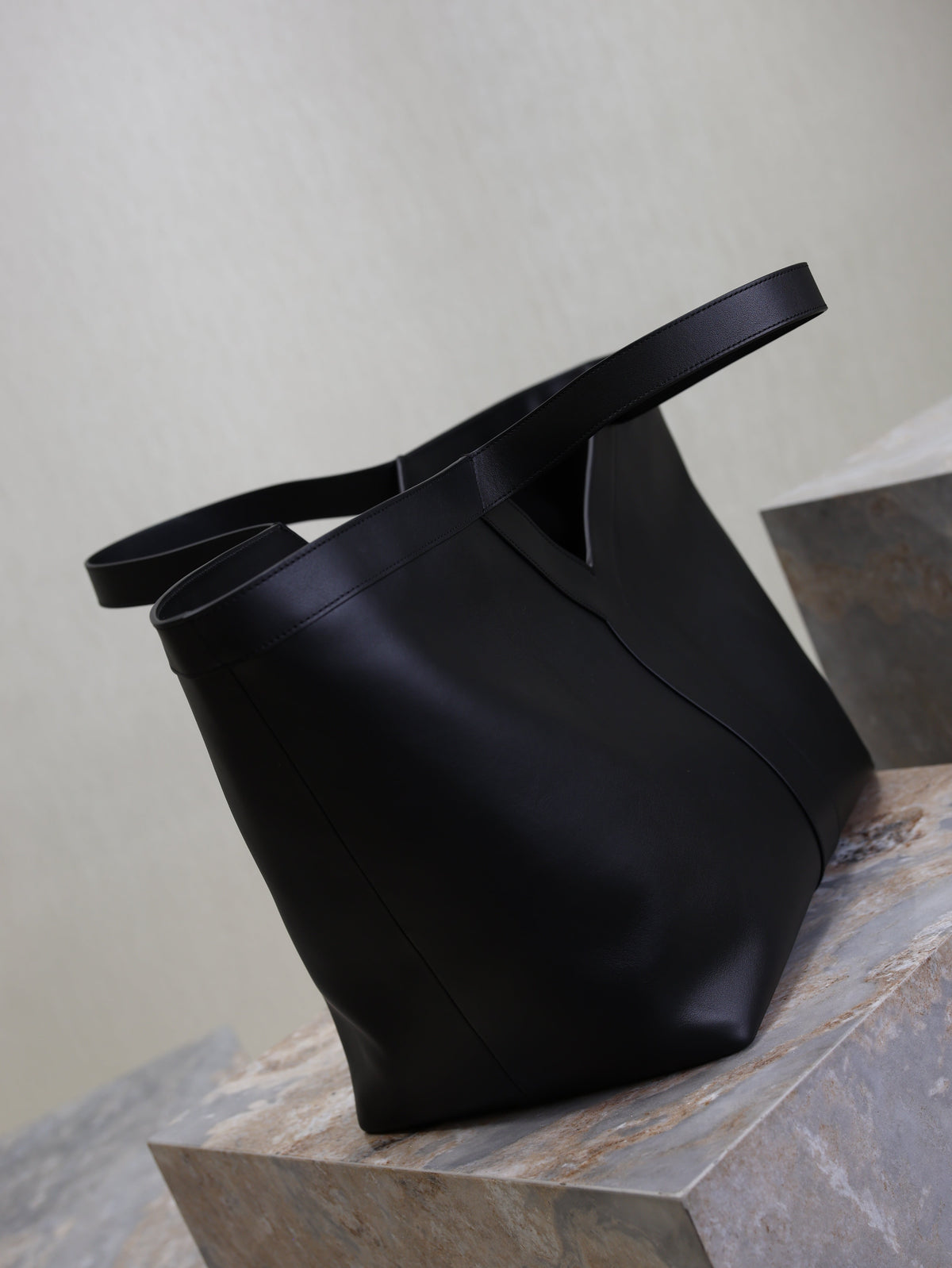 YSL 25S Y TOTE 50 IN BLACK CALFSKIN GOLD HARDWRE