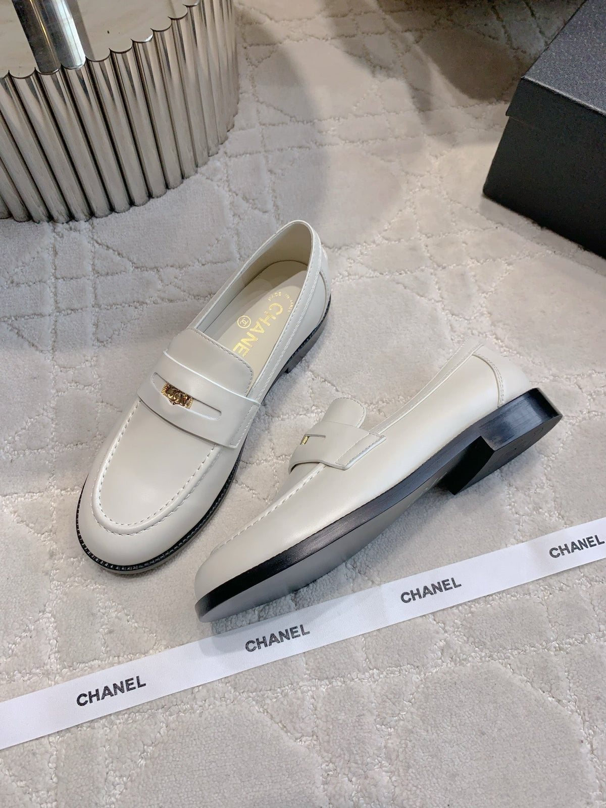 CHANEL 25S MOASINS IN WHITE CALFSKIN GOLD HARDWARE