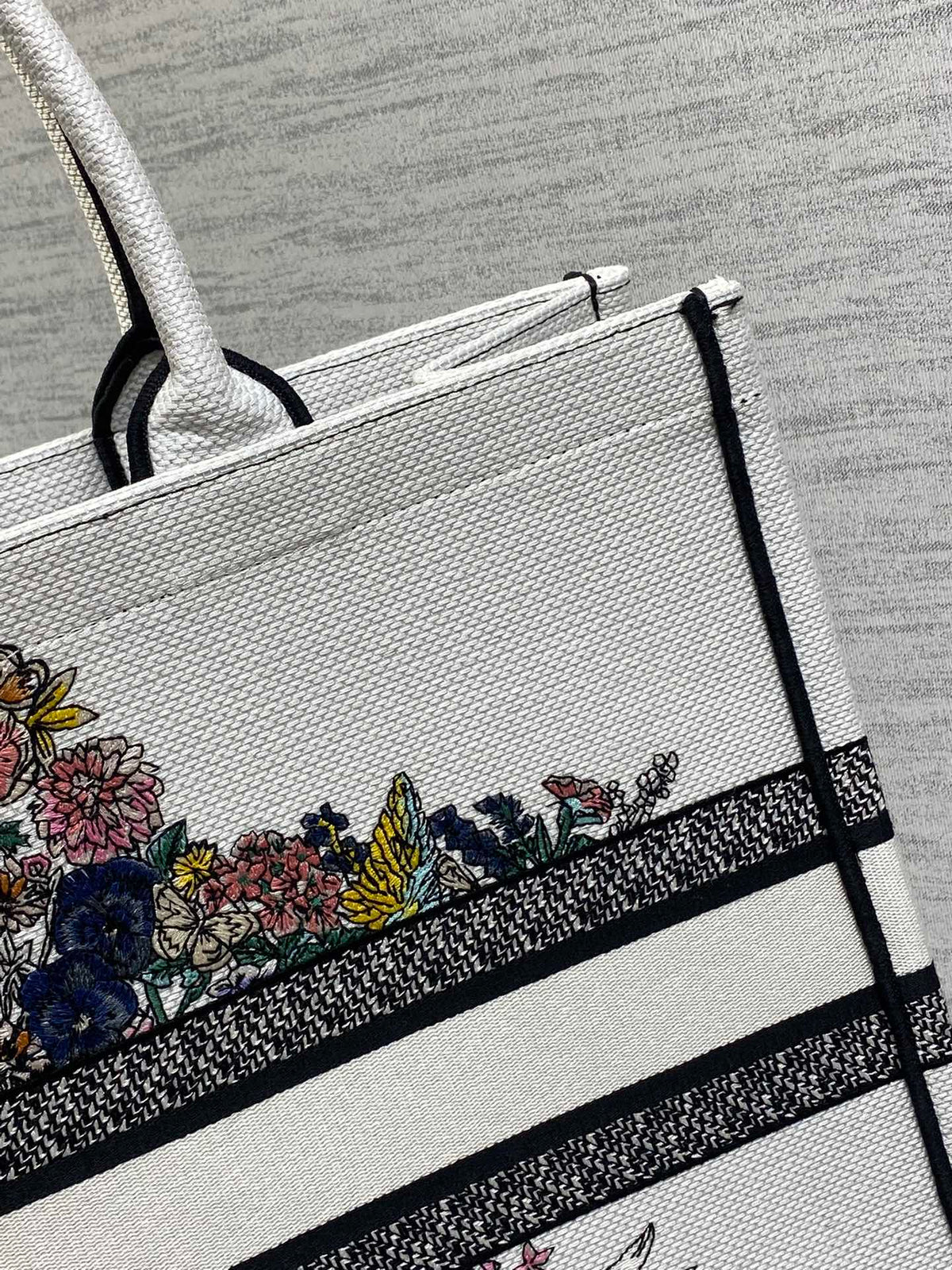 DIOR 25S LUCKY LARGE DIOR BOOK TOTE 42 IN WHITE MULTICOLOR DIOR STAR EMBROIDERY