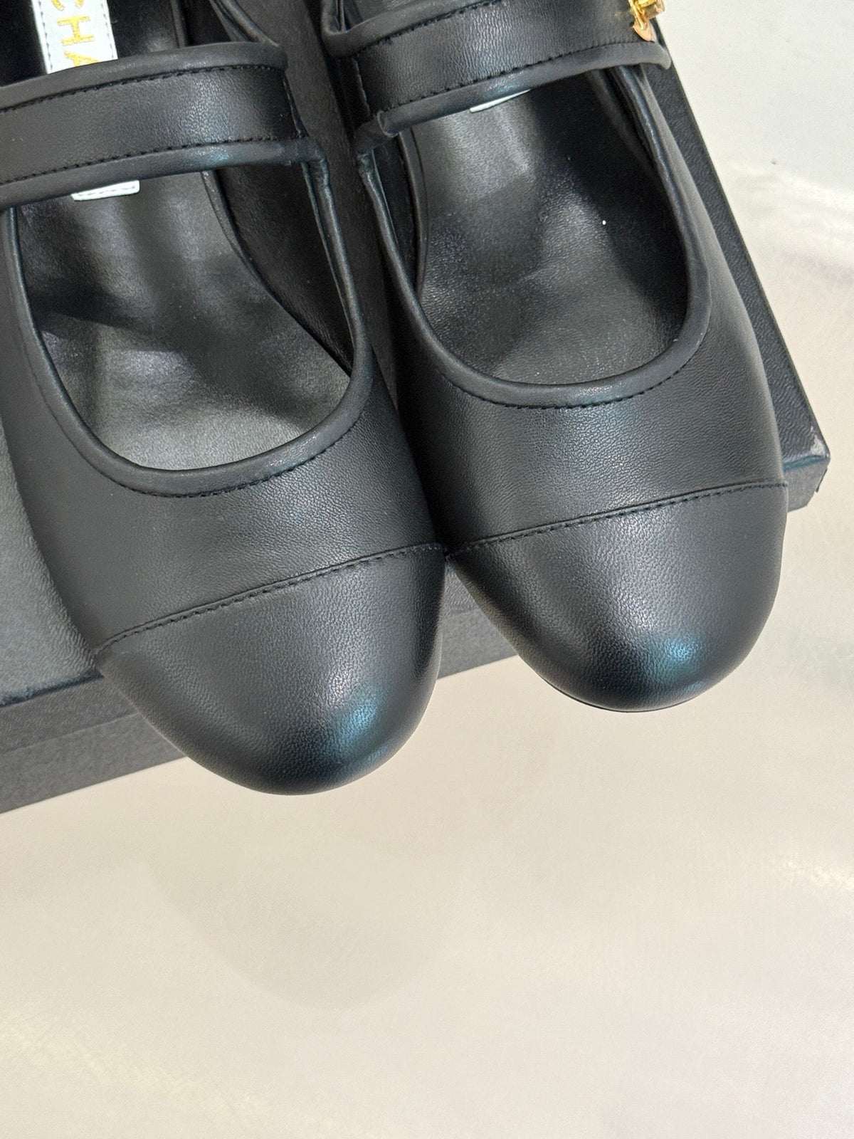 CHANEL FLAT SHOES IN BLACK LAMBSKIN GOLD HARDWARE