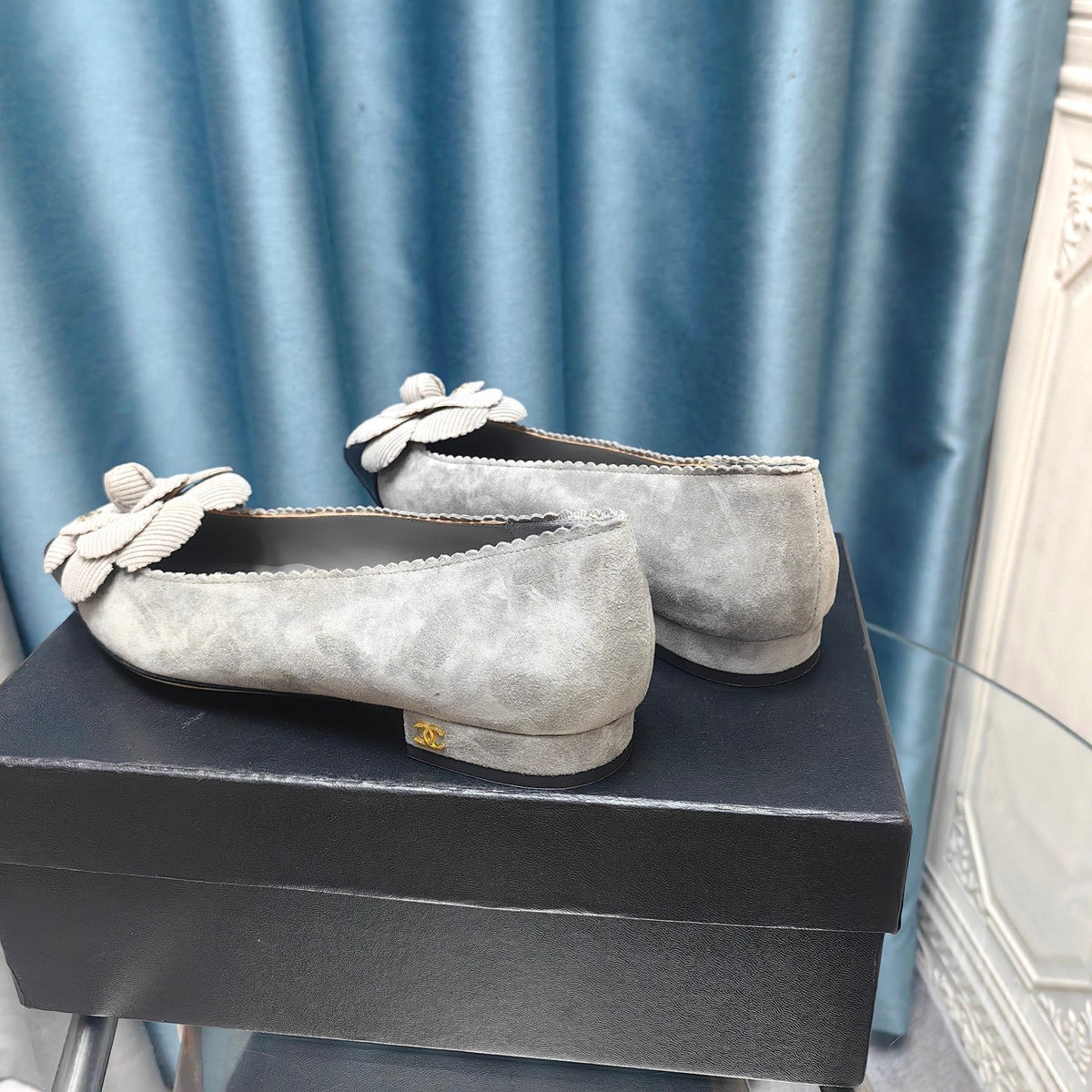 CHANEL BALLET FLAT IN SPANISH GRAY SUEDE AND BLACK CALFSKIN WITH FLOWER