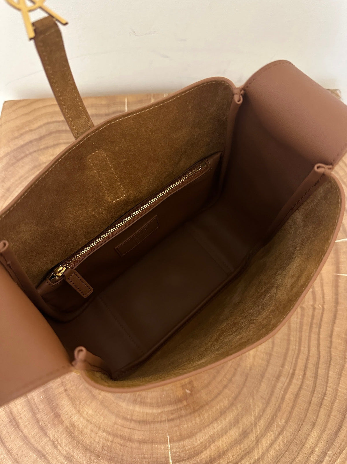 LE 5 À 7  SUPPLE SMALL 22 IN  CARAMEL BROWN SUEDE