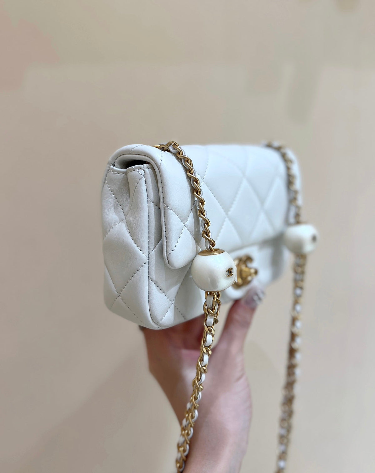CHANEL 25S  CROSSBODY HANDBAG 17 IN WHITE LAMBSKIN GOLD HARDWARE