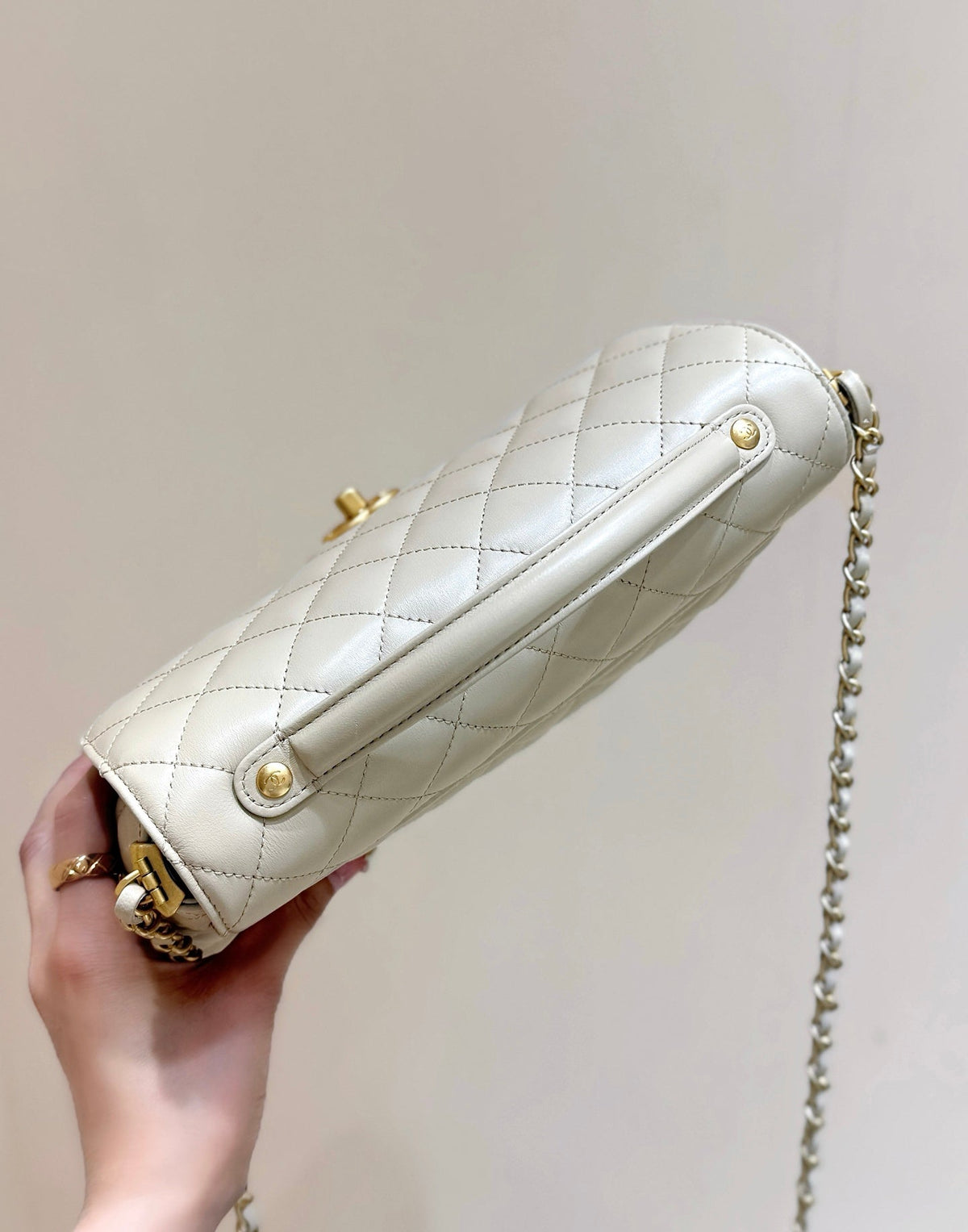 CHANEL QUILTED FLAP BAG WITH HANDLE 26 IN BEIGE LAMBSKIN GOLD PLATED METAL