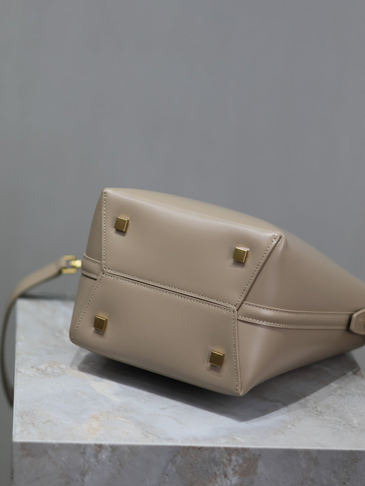 YSL 25S LE 37 BUCKET 20 IN BEIGE CALFSKIN GOLD HARDWARE